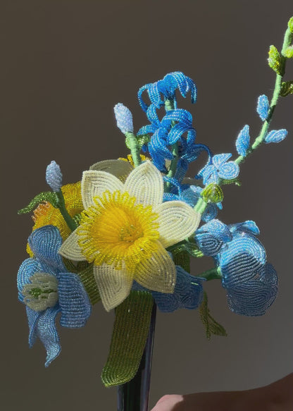 blue & yellow daffodil bouquet